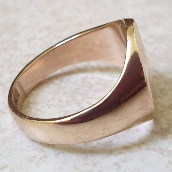 Oval Sunray Signet Ring in 9ct gold, a UK O or a US 7 1/4
