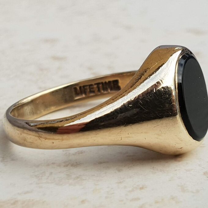 Super Onyx Signet Ring in 9ct Gold, a UK K 1/2 or a US 5 3/4.