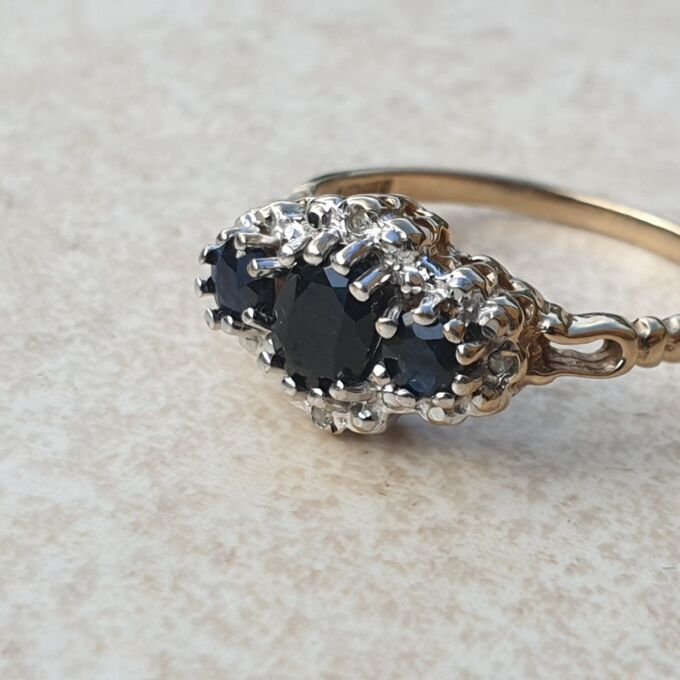 Three Stone Sapphire Ring in 9ct Gold, a UK K or a US 5 1/2