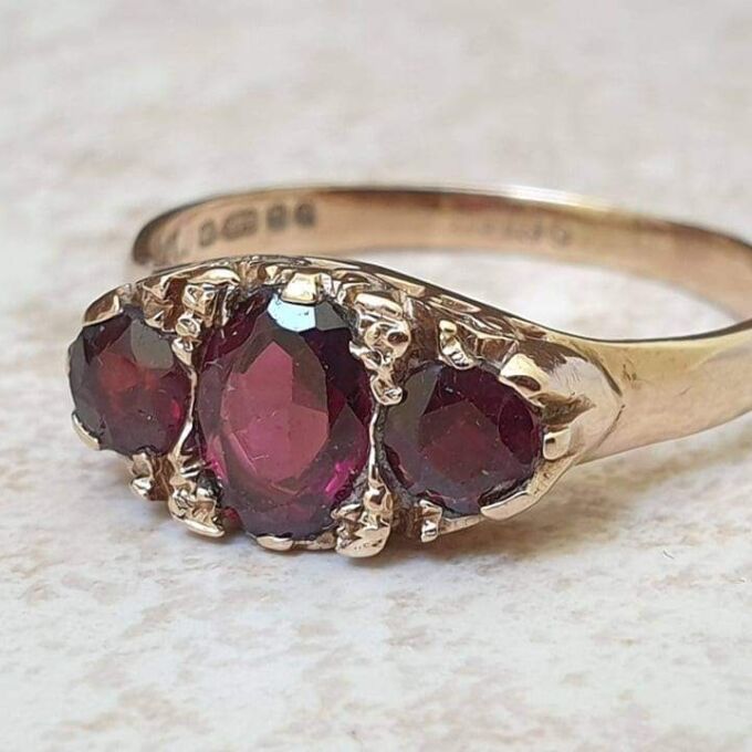 Three Stone Garnet Ring in 0ct Gold, a UK Q or a US 8 1/2