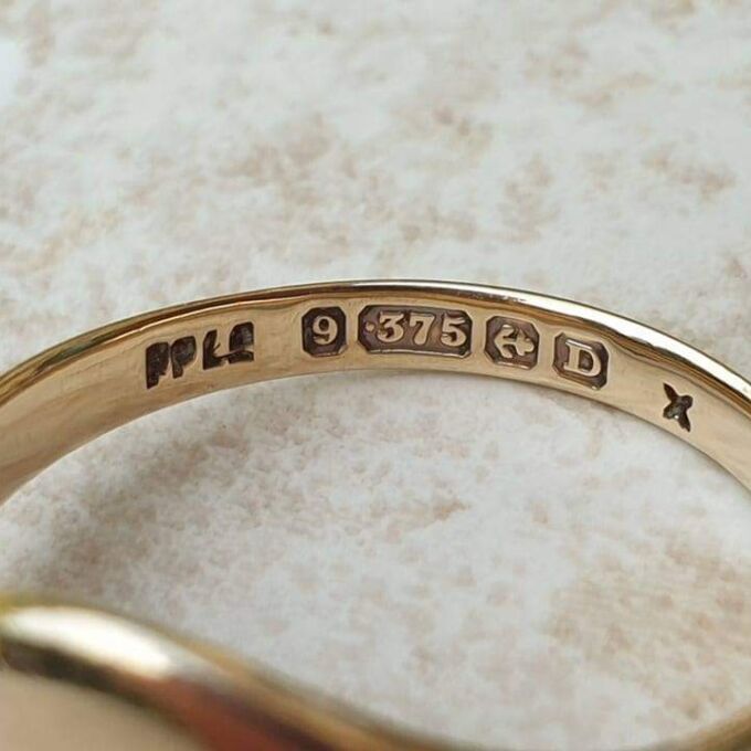 Classic Plain Signet Ring in 9ct Gold, a UK S or a a US 9 1/4