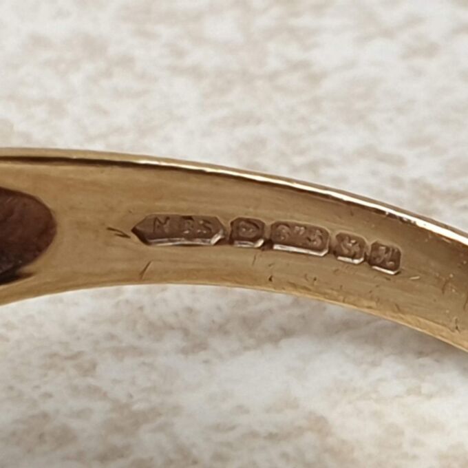 Tigers Eye Signet Ring in 9ct Gold,  a UK S 1/2 or a US 9 3/4.