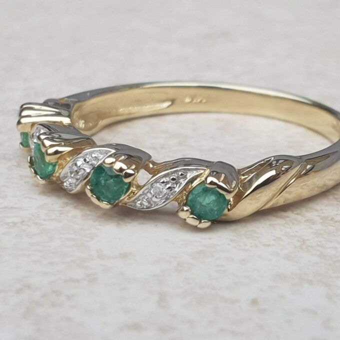 Beautiful Emerald and Diamond Ring in 9ct Gold, a UK M 1/2 or a US 6 3/4.