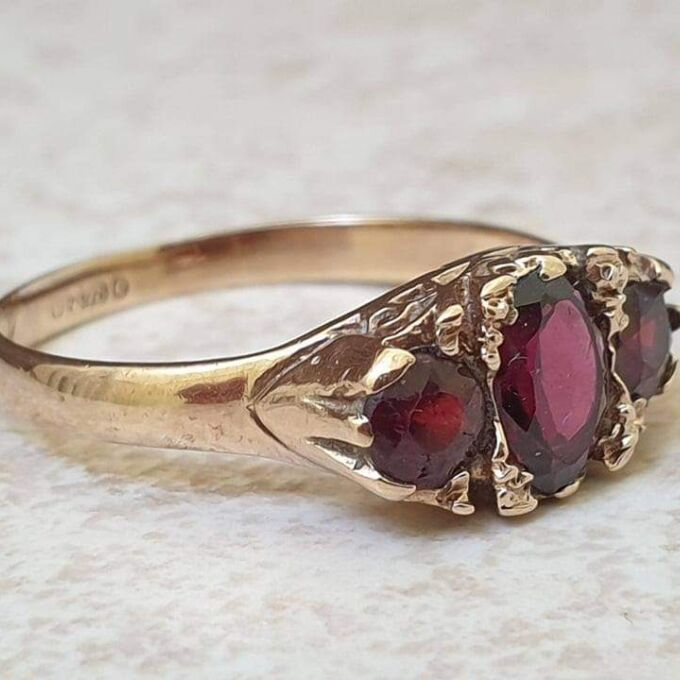Three Stone Garnet Ring in 0ct Gold, a UK Q or a US 8 1/2
