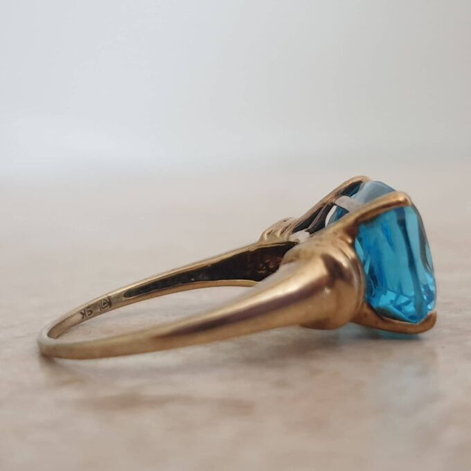 Vibrant East West Topaz Ring in 9ct Gold, a UK P or a US 8.