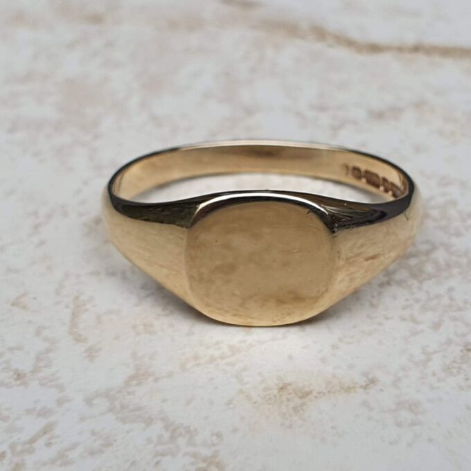 Simple Squared Signet Ring in 9ct Gold, a UK O or a US 7 1/2