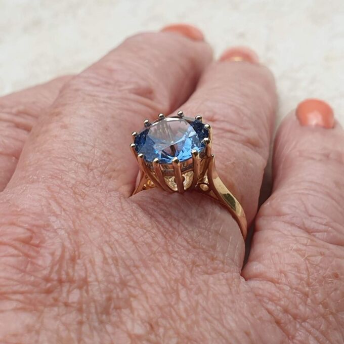 Blue Synthetic Spinel Solitaire Ring in 9ct Gold, a UK I 1/2 or a US 4 3/4