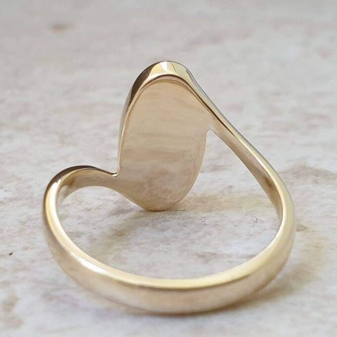 Carnelian Bypass Ring in 9ct Gold.