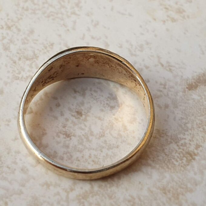 Textured Graduating Signet Ring in 9ct Gold, a UK I 1/2 or a US 4 3/4