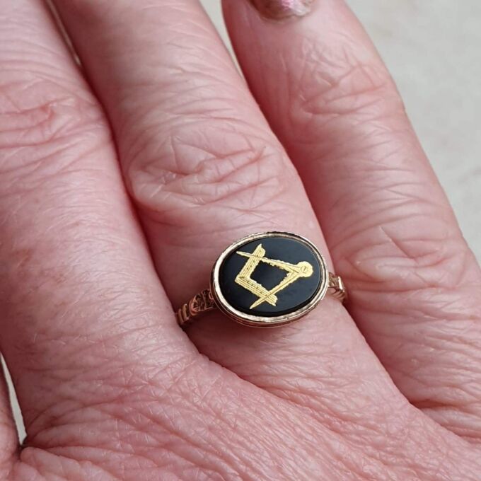 Masonic Ring in Onyx and 9ct Gold, a UK M 1/2 or a US 6 3/4