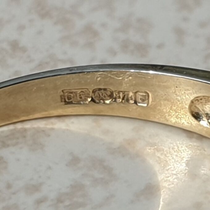 Sapphire and Diamond Ring in 9ct Gold, a UK K 1/2 or a US 5 3/4