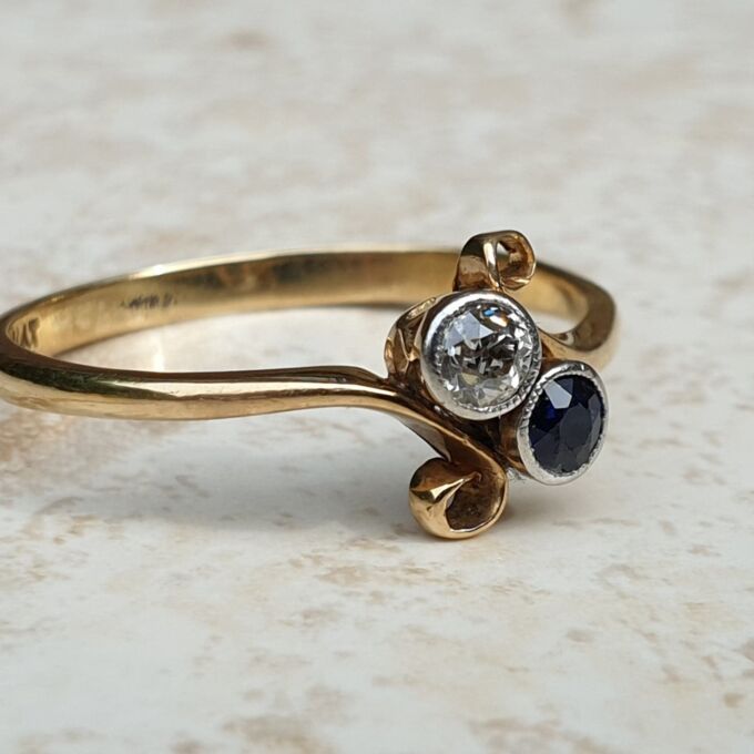 Diamond & Sapphire Moi et Toi Ring in 18ct Gold, a UK R or a US 9