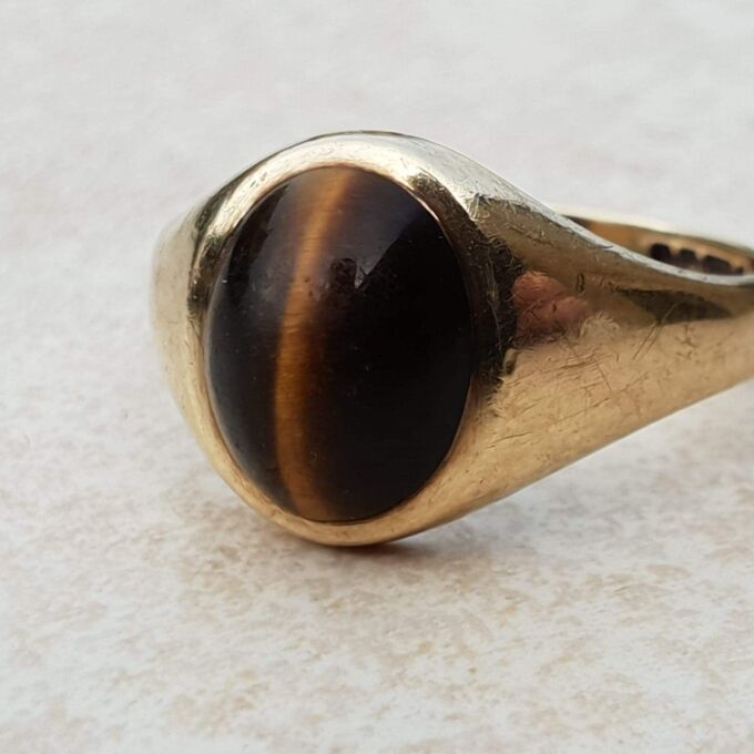 Tigers Eye Signet Ring in 9ct Gold, a UK N 1/2 or a US 7 1/4.