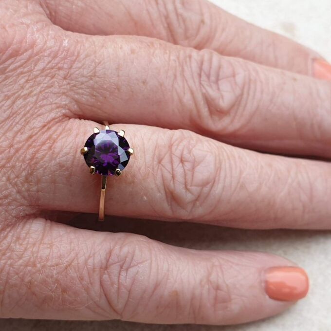 Sale – Fabulous Violet Paste Solitaire 9ct Gold Ring, a UK N 1/2 or a US 7 1/4.