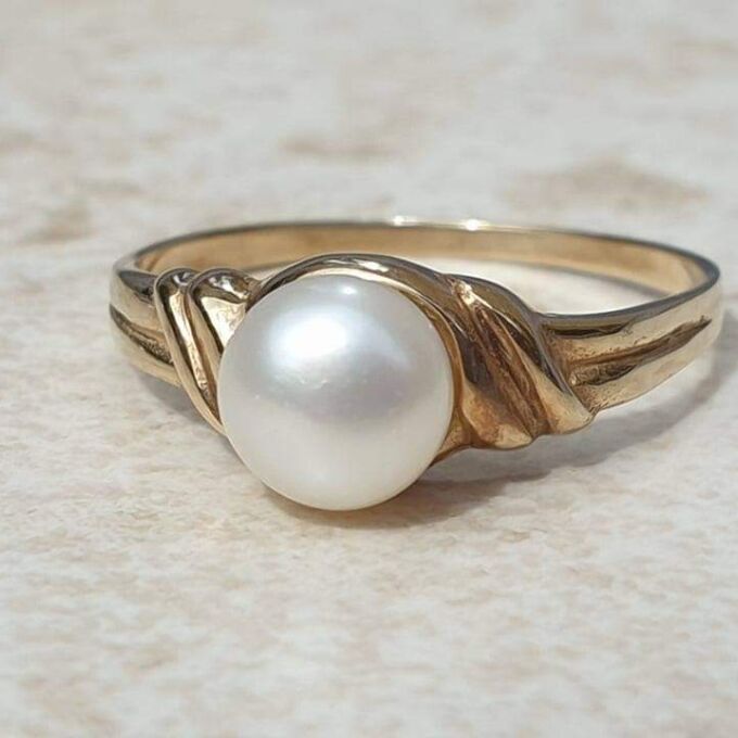 Pearl Solitaire Ring in 9ct Gold.