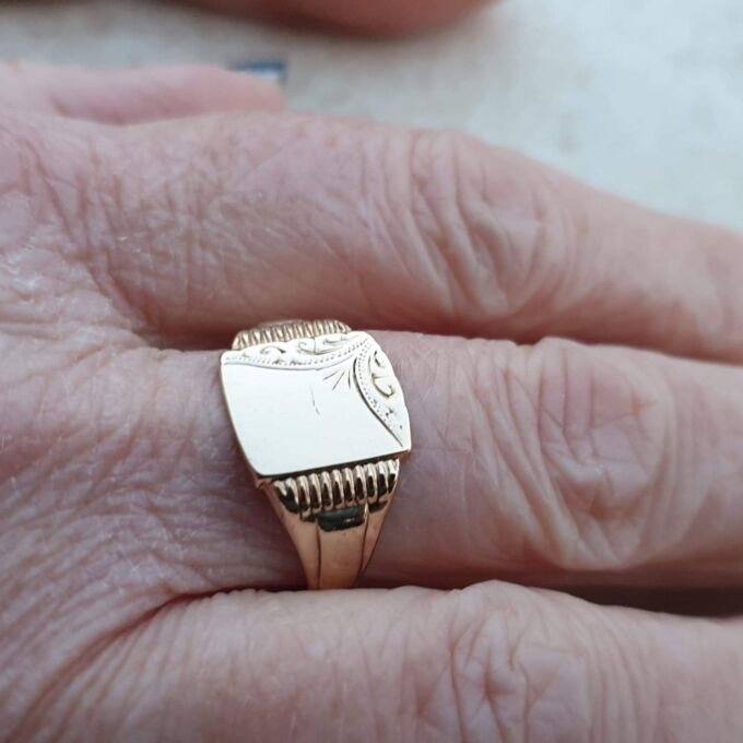 Part Engraved Signet Ring in 9ct Gold,  a UK S or a US 9.