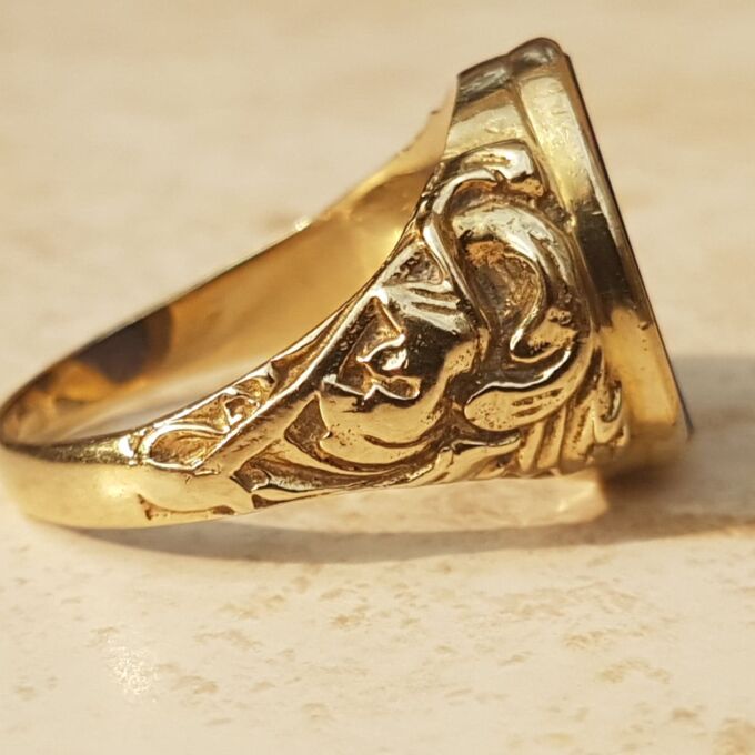 Large Lapis Lazuli Signet Ring in 9ct Gold, a UK S 1/2 or a US 9 3/4.