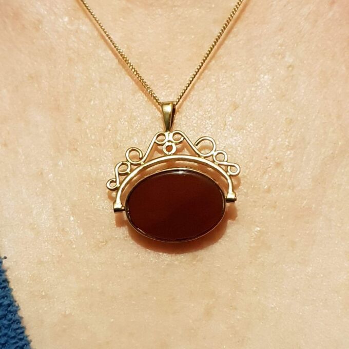 Carnelian and Onyx Spinner Fob in 9ct Gold