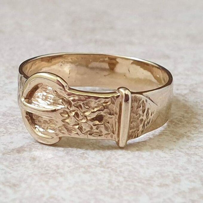 Simple Buckle Ring in 9ct Gold, a UK Q or a US 8 1/2