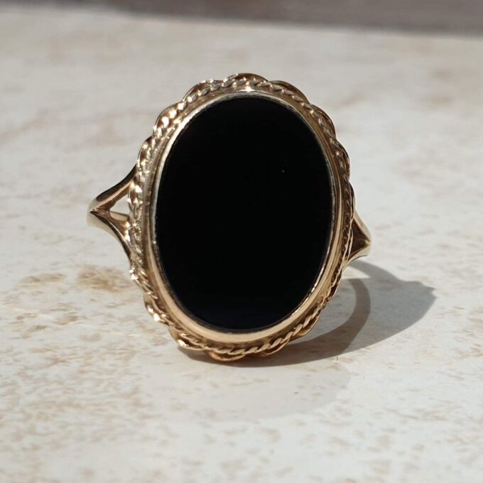 Oval Onyx Signet Ring in 9ct Gold, a UK Q 1/2 or a US 8 3/4.