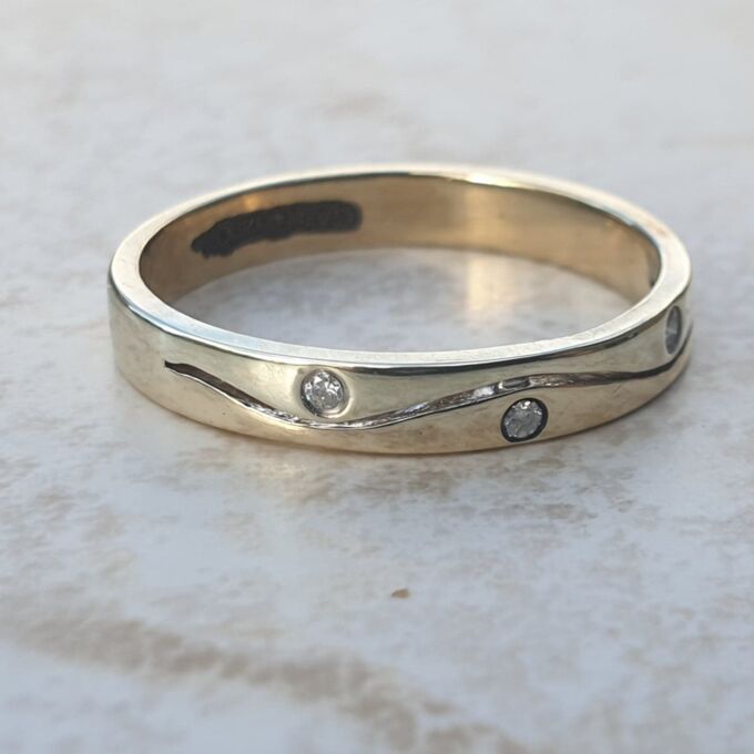 Diamond Set Wave Ring in 9ct Gold.