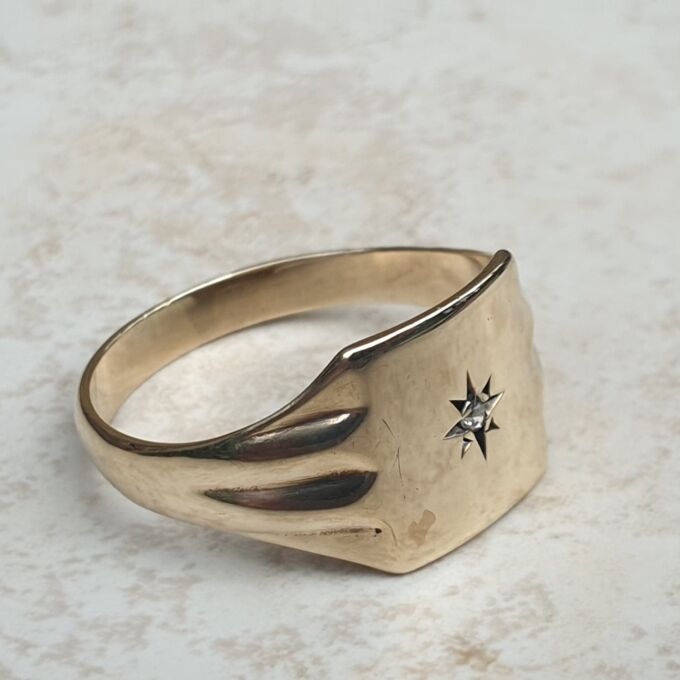 Diamond Set Signet Ring in 9ct Gold, a UK U or a US 10 1/2