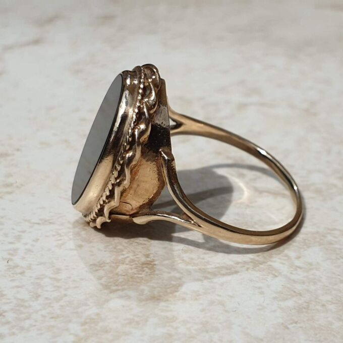 Oval Onyx Signet Ring in 9ct Gold, a UK Q 1/2 or a US 8 3/4.