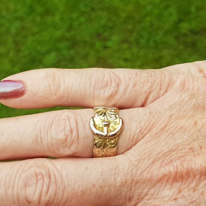Beautiful Ornate Buckle Ring in 9ct Gold, a UK O 1/2 or a US 7 1/2.