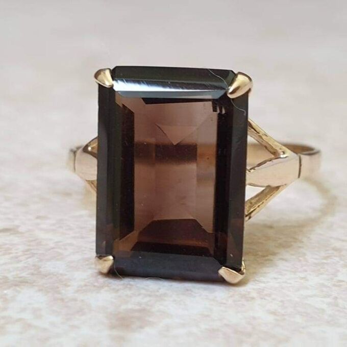 Smoky Quartz Ring in 9ct Gold.