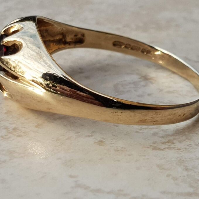 Bold Claw Set Garnet Ring in 9ct Gold, a UK S or a US 9 1/4.