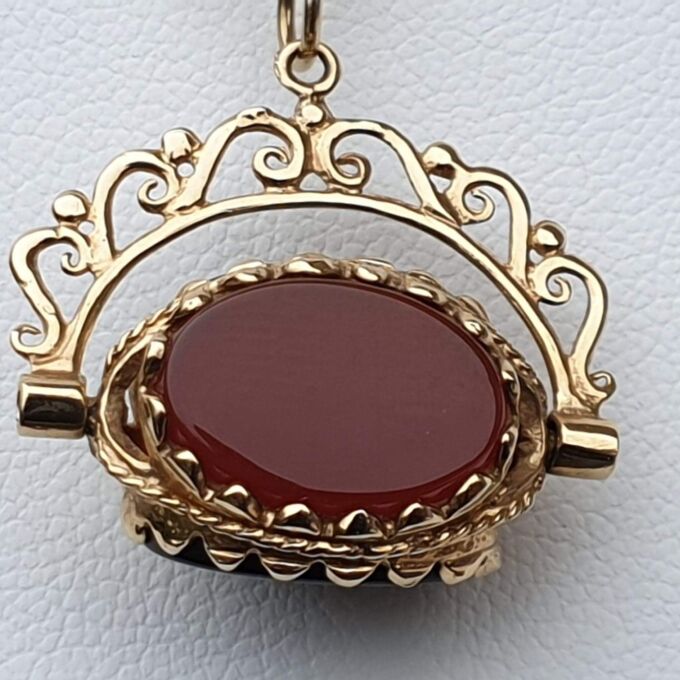Carnelian, Bloodstone and Onyx Spinner Fob Pendant in 9ct Gold.