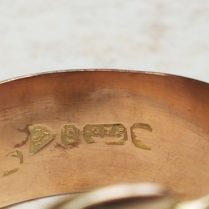 Beautiful Ornate Buckle Ring in 9ct Gold, a UK O 1/2 or a US 7 1/2.