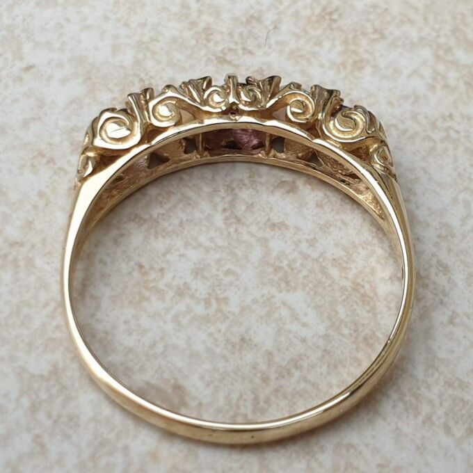 Amethyst and Opal Five Stone Ring in 9ct Gold, a UK O 1/2 or a US 7 1/2.