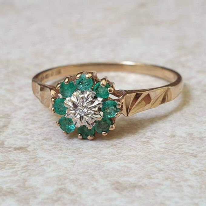 Agate and Diamond Cluster Ring in 9ct Gold, a UK N 1/2 or a US 7 1/4