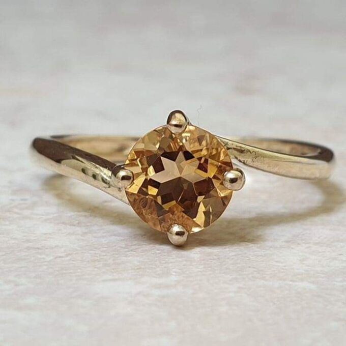 Citrine Solitaire Ring in 9ct Gold.