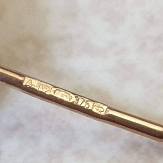 Knot Stud Earrings in 9ct Gold.