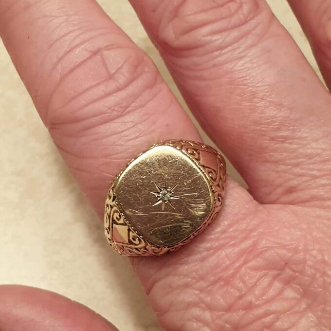 Big Ornate Signet Ring in 9ct Gold, a UK size V or a US 11.