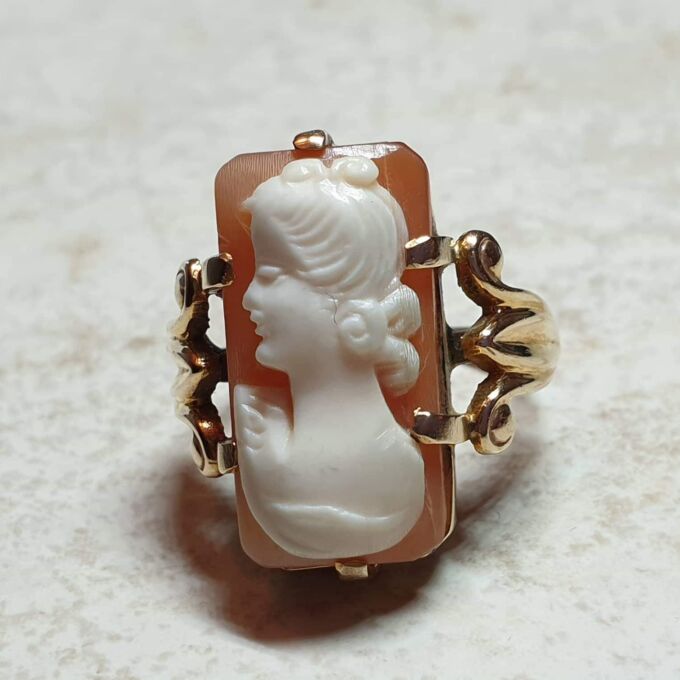 Huge Cameo Ring in 9ct Gold, a UK J or a US 5