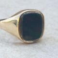 Bloodstone Signet Ring in 9ct Gold, a UK S 1/2 or a US 9 1/2