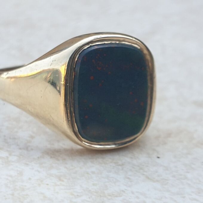 Bloodstone Signet Ring in 9ct Gold, a UK S 1/2 or a US 9 1/2