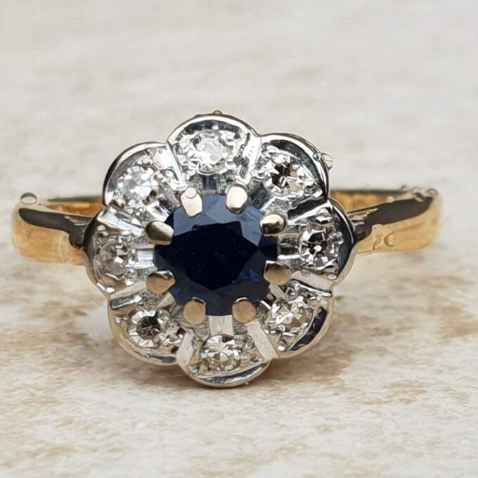 Antique Sapphire and Diamond Daisy Ring in 18ct Gold, a UK I 1/2 or a US 4 3/4.
