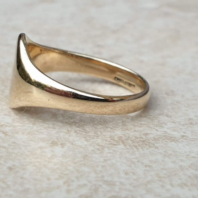 Classic Vintage Signet Ring in 9ct Gold, a UK L or a US 6