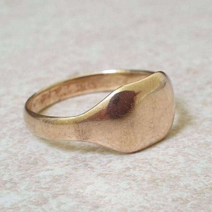 Simple Plain Signet Ring in 9ct Gold.