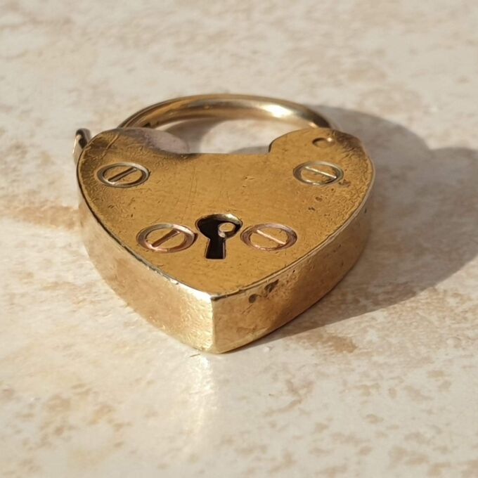 Simple Heart Padlock in 9ct Gold.