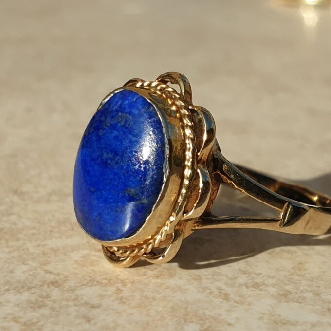 Lovely Lapis Lazuli Solitaire Ring in 9ct Gold, a UK L 1/2 or a US 6 1/4.