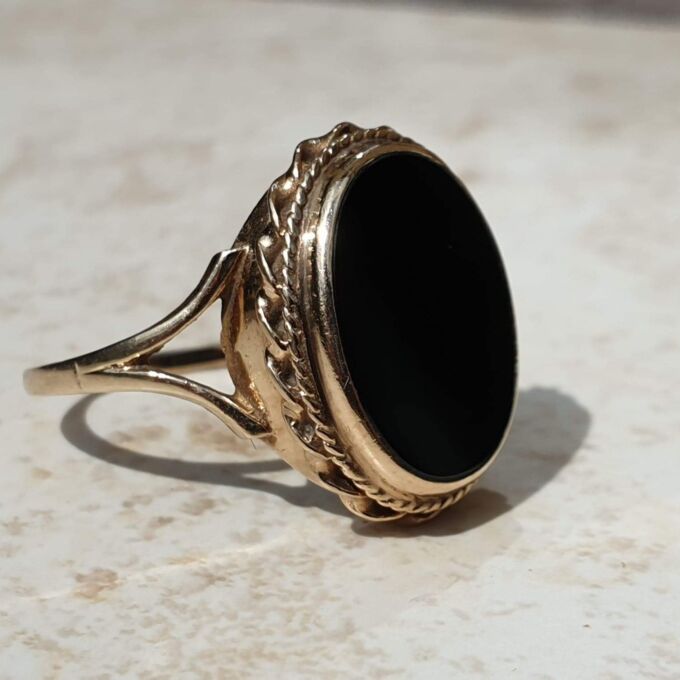 Oval Onyx Signet Ring in 9ct Gold, a UK Q 1/2 or a US 8 3/4.