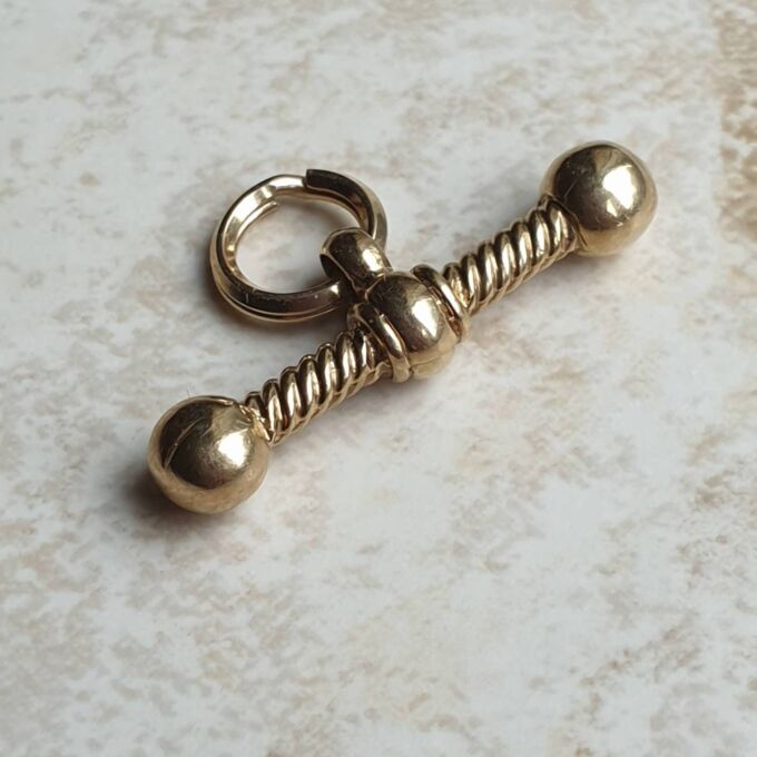 Twisted Design T Bar Fob Pendant in 9ct Gold.