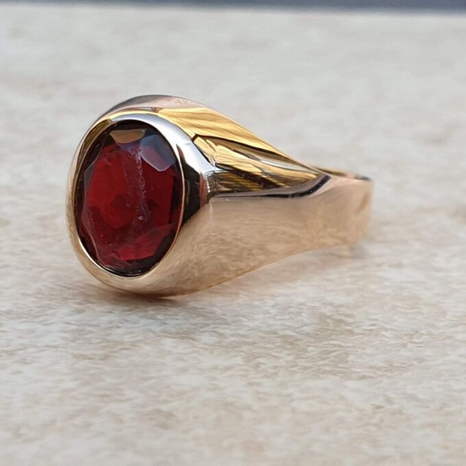 Red Paste Signet Ring in 9ct Gold,  a UK J or a US 5 1/4
