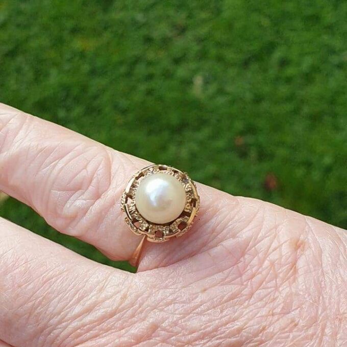 Pearl Solitaire Ring in 9ct Gold.
