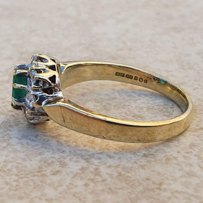 Chrysoprase Dress Ring in 9ct Gold.